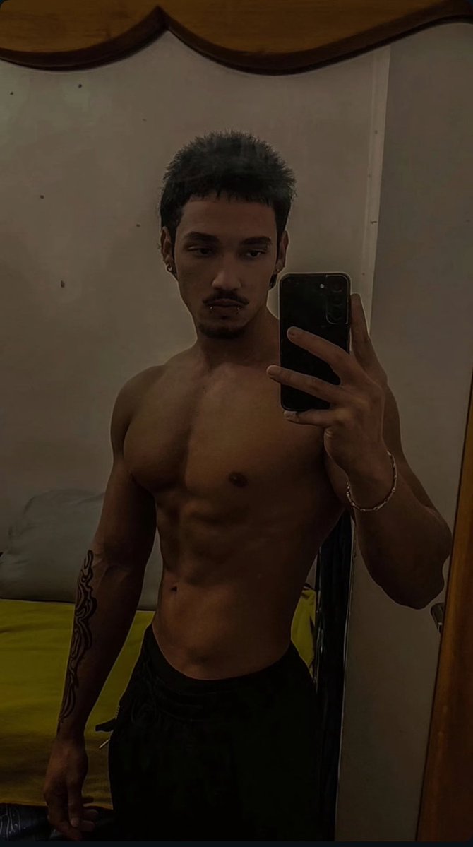 alexblindo's tweet photo. Background looks a mess 💔 https://t.co/XmHsBpdSWQ