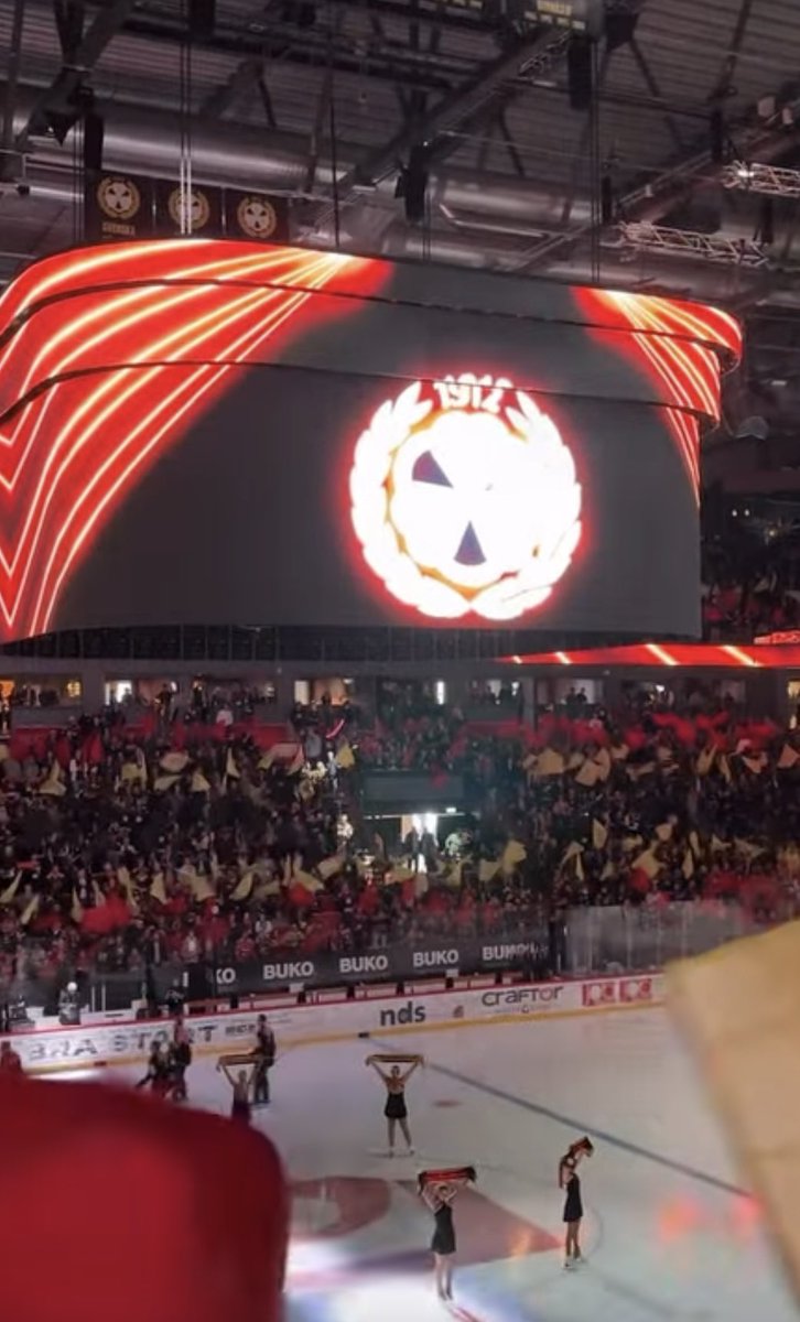 ericssonhenrik's tweet photo. DEN PLATS SOM GÖR MIG GLAD - MIN SVARTGULRÖDA STAD❤️

Läge för oss och verkligen alla Brynäsare att lyfta på hatten och tacka för den inramning och engagemang som Tifohjältarna bidrar till. 

👉 Stötta gänget på 123-255 33 11
Varje slant hjälper till för minnesvärda inramningar! https://t.co/EE2iSxrKTc