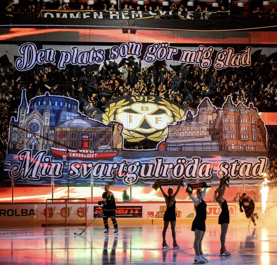 ericssonhenrik's tweet photo. DEN PLATS SOM GÖR MIG GLAD - MIN SVARTGULRÖDA STAD❤️

Läge för oss och verkligen alla Brynäsare att lyfta på hatten och tacka för den inramning och engagemang som Tifohjältarna bidrar till. 

👉 Stötta gänget på 123-255 33 11
Varje slant hjälper till för minnesvärda inramningar! https://t.co/EE2iSxrKTc