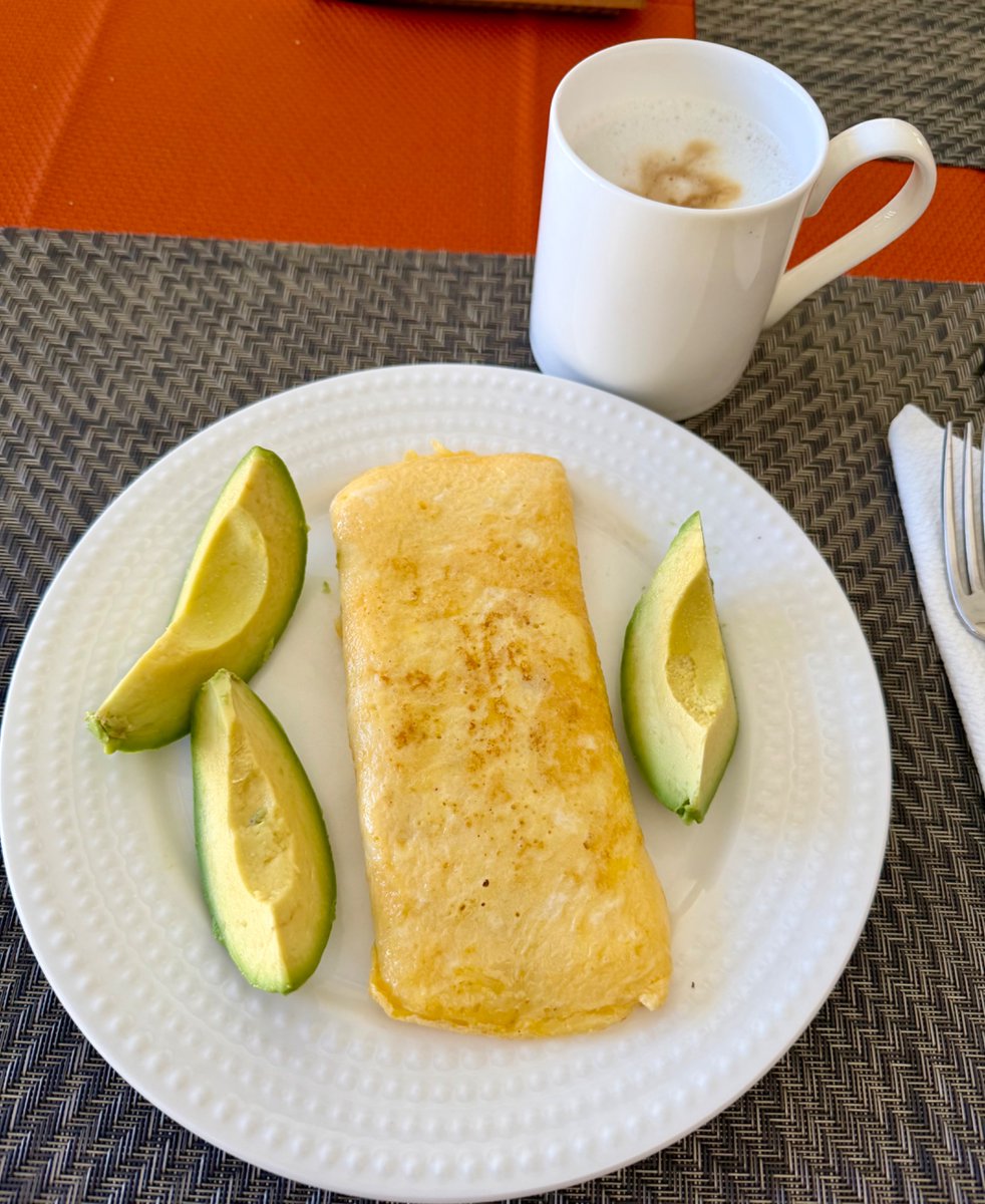GilbertoEZayas's tweet photo. Sunday morning omelette: Black Forest ham, red peppers, onion, Chipotle Gouda cheese and avocado 🥑 😋 ☕️ 🔆🇵🇷 🇺🇸 😘👌 https://t.co/0sDMOfKRK3