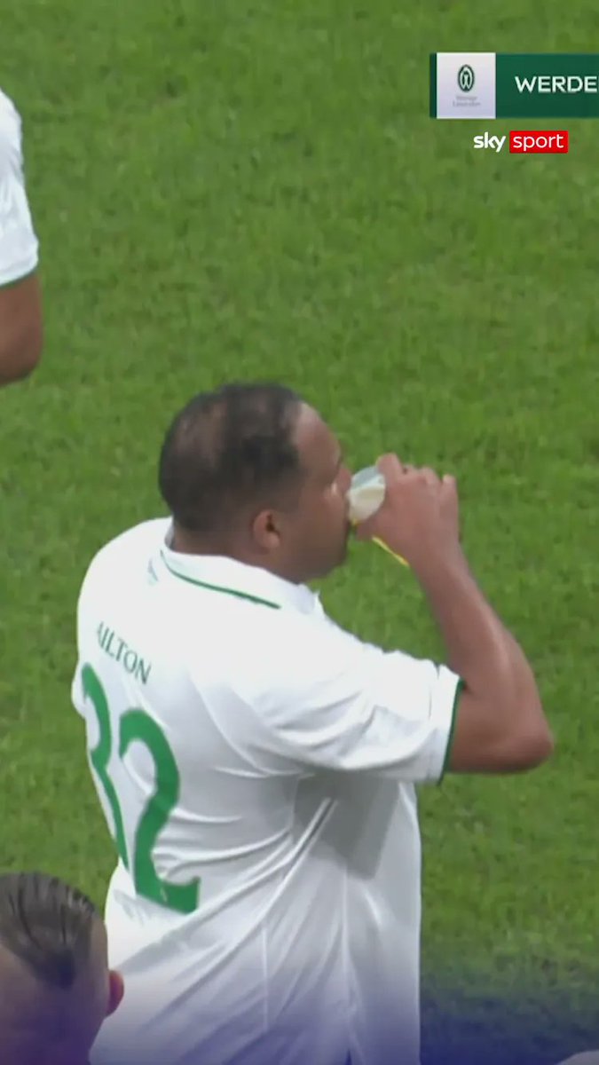 TouchlineX's tweet photo. 🚨 𝗡𝗘𝗪: The Real Madrid and Werder Bremen legends match was STOPPED after 32 minutes so the players could be served BEER and a shot. 

The unusual break was a tribute to former referee Wolf-Dieter Ahlenfelder, who famously blew for half-time after just 32 MINUTES during a Werder Bremen match in 1975.

He later admitted he had enjoyed beer and a shot with his lunch before the game.