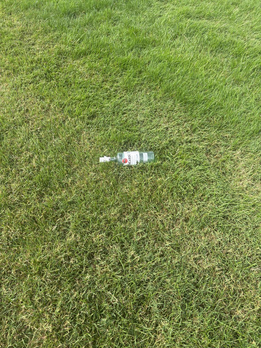 ROSELLRACING's tweet photo. Así nos encontramos la pista a la altura de los 2.000 metros: botellas abandonadas tiradas directamente sobre la hierba, algunas de ellas de bebidas alcohólicas.
¿Este es el estado en el que se está cuidando la pista del Hipódromo de la Zarzuela?… https://t.co/e4alWKXnza