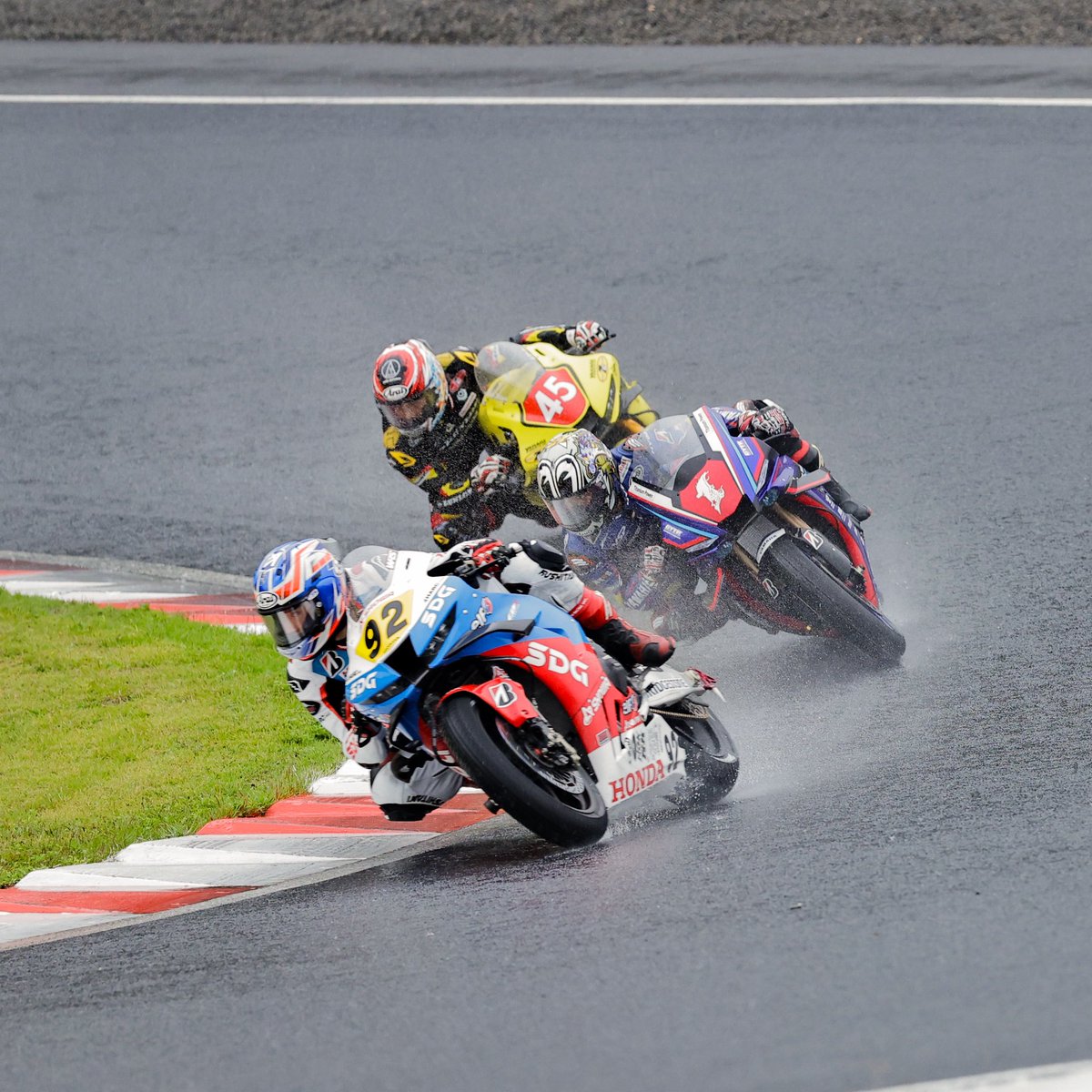 Ryuki_R1000R's tweet photo. 全日本ロードレース選手権 岡山
JSB1000
トップの戦い https://t.co/jlSJviJd7v