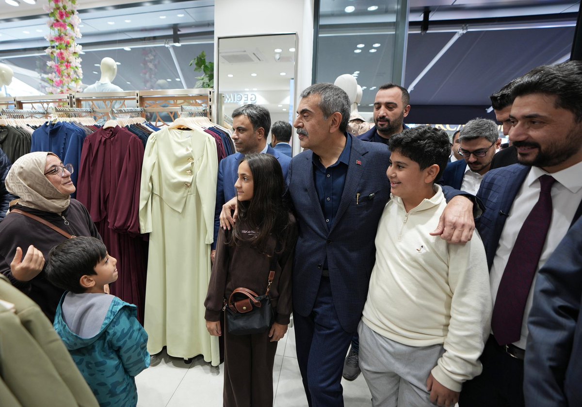 Yusuf__Tekin's tweet photo. 📍İstanbul

Bağcılar’da esnaf kardeşlerimizi ziyaret ederek, ticarethanelerine konuk, sohbetlerine ortak olduk.

Misafirperverliklerinden ötürü ticaret erbabı kardeşlerime teşekkür ediyorum. Rabbim kazançlarını bereketli kılsın. https://t.co/MvLpDJS36T