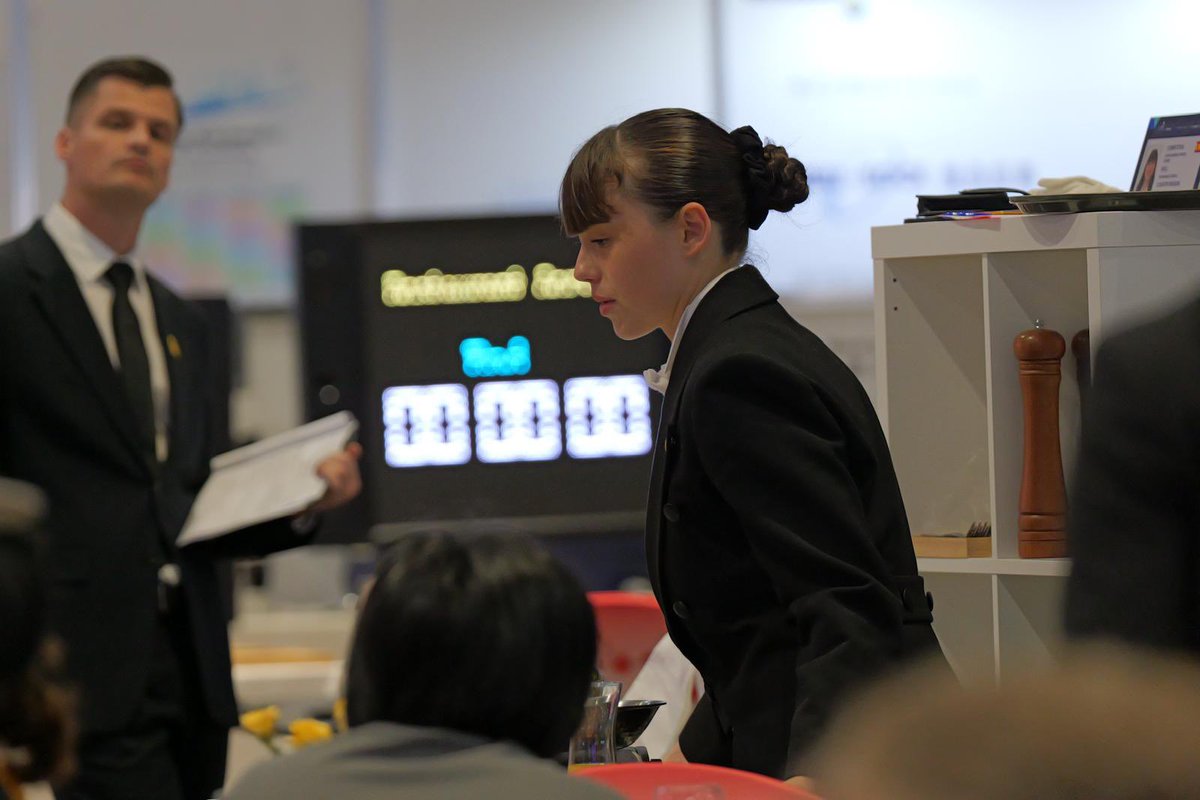 PoliSuarez_LPGC's tweet photo. ¡Enhorabuena Laura y Matías! 👏

Quiero felicitar a nuestros dos representantes canarios en las #WorldSkills de Shanghái por su esfuerzo, dedicación y profesionalidad durante todos estos días. 

Han llevado el nombre de Canarias hasta la mayor competición internacional de Formación Profesional, demostrando el talento que tiene nuestra #FPCanarias.

En el caso de Laura, además, reconocida con una Medalla de Excelencia en la categoría de Servicios de Restaurante y Bar, una distinción que refuerza su tesón y preparación, y la sitúa entre las mejores del mundo en su especialidad.

¡Orgullosos de ambos! ¡Y hago extensivo mi felicitación a toda la delegación canaria en la cita china, tutores y técnicos que los ha acompañado en esta experiencia!