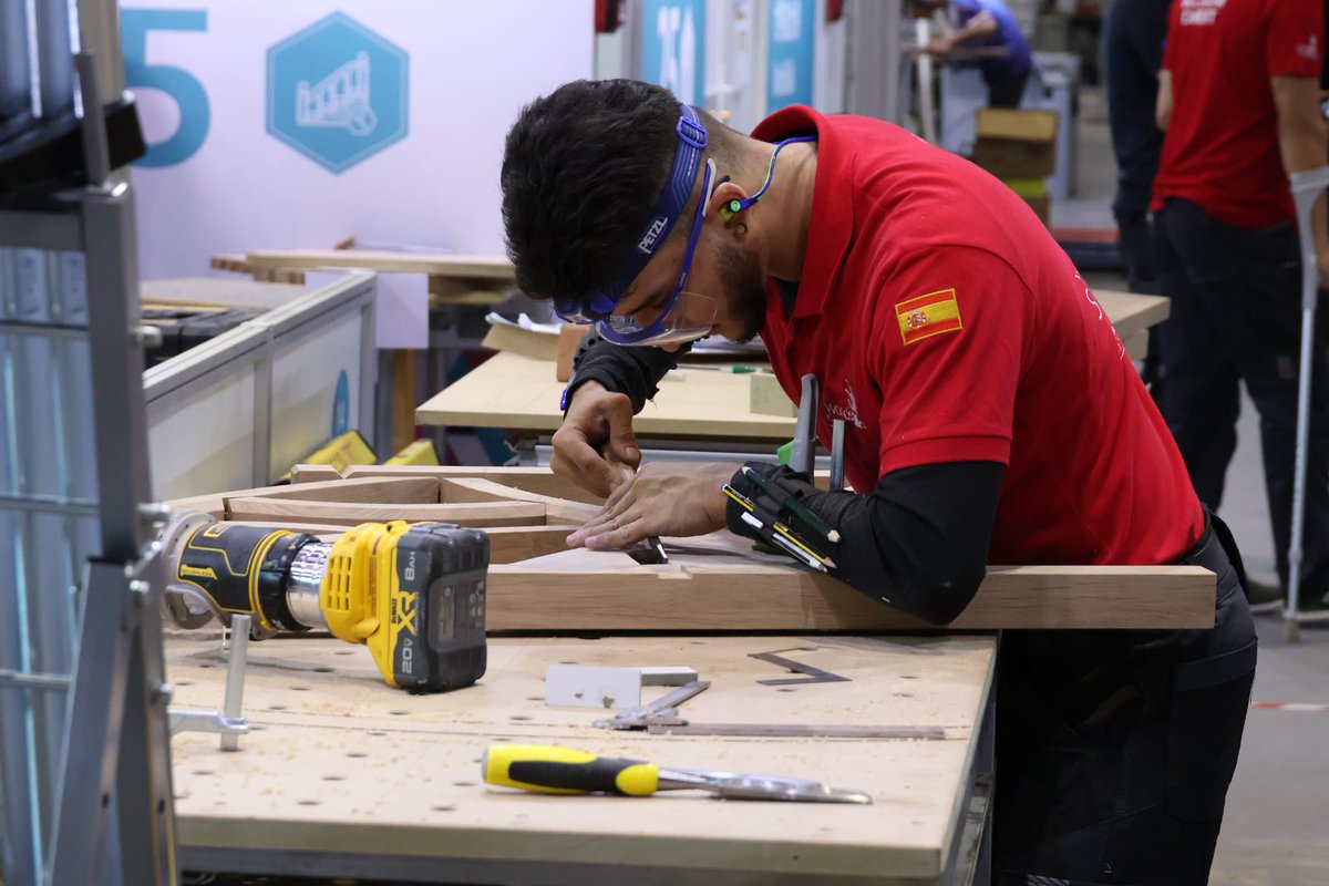 PoliSuarez_LPGC's tweet photo. ¡Enhorabuena Laura y Matías! 👏

Quiero felicitar a nuestros dos representantes canarios en las #WorldSkills de Shanghái por su esfuerzo, dedicación y profesionalidad durante todos estos días. 

Han llevado el nombre de Canarias hasta la mayor competición internacional de Formación Profesional, demostrando el talento que tiene nuestra #FPCanarias.

En el caso de Laura, además, reconocida con una Medalla de Excelencia en la categoría de Servicios de Restaurante y Bar, una distinción que refuerza su tesón y preparación, y la sitúa entre las mejores del mundo en su especialidad.

¡Orgullosos de ambos! ¡Y hago extensivo mi felicitación a toda la delegación canaria en la cita china, tutores y técnicos que los ha acompañado en esta experiencia!