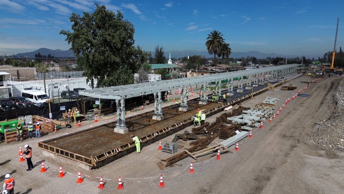 Cooperativa's tweet photo. Ocho alcaldes piden que el Gobierno revierta postergación de obras del Tren Santiago-Melipilla https://t.co/6hMJFT0luC https://t.co/8OSPaSRD9r