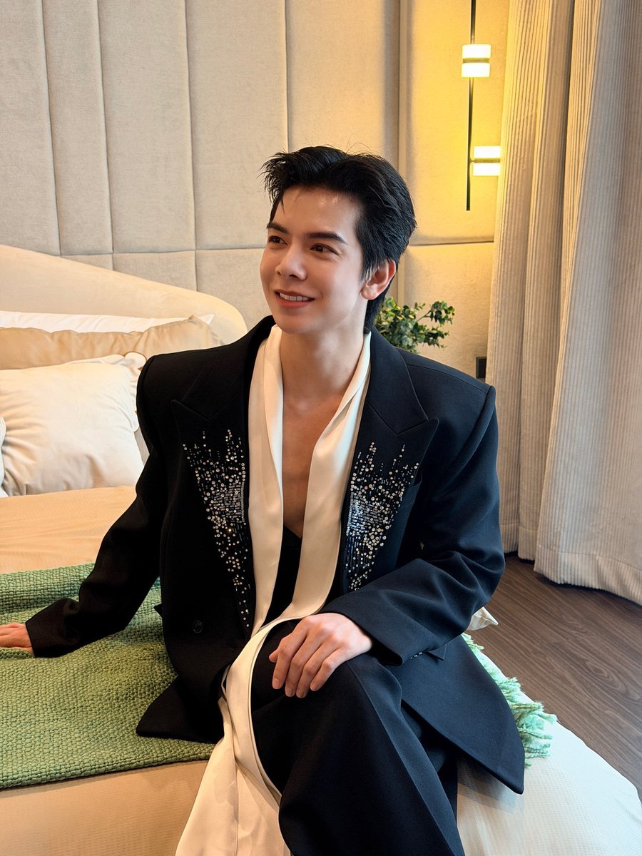 BLBB_1975's tweet photo. Elegance, sophistication and a touch of pure magic — Babe looks absolutely breathtaking. 🖤✨
#babiibabe 
#ARMANIPRIVExBABE
#LuminousSanctuary #ArmaniFragrance #BangkokBoulevardSignature #TheNewSC
#Armani https://t.co/rpODLswVEC