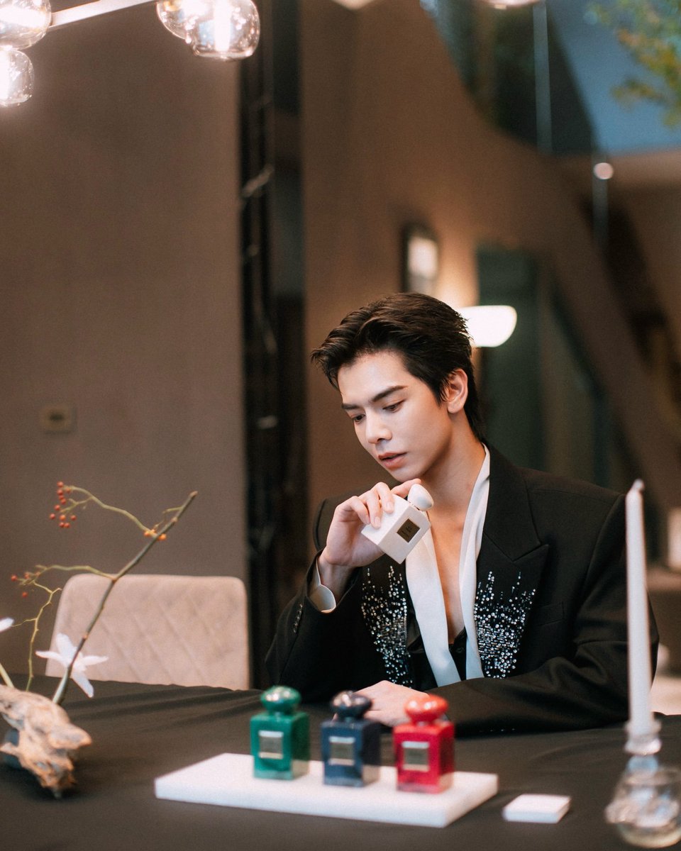 BLBB_1975's tweet photo. Elegance, sophistication and a touch of pure magic — Babe looks absolutely breathtaking. 🖤✨
#babiibabe 
#ARMANIPRIVExBABE
#LuminousSanctuary #ArmaniFragrance #BangkokBoulevardSignature #TheNewSC
#Armani https://t.co/rpODLswVEC