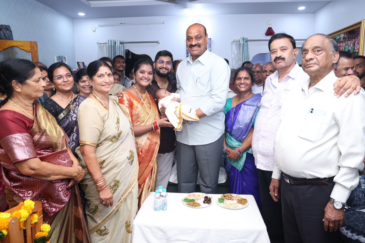 katchannaidu's tweet photo. టెక్కలి మండలం కొల్లివలస గ్రామానికి చెందిన గణియా శ్రీనివాసరావు గారి నివాసంలో నిర్వహించిన పసిపాప ఊయల, నామకరణ మహోత్సవానికి హాజరై చిన్నారిని ఆశీర్వదించడమైనది, ఈ సందర్భంగా పసిపాప ఆయురారోగ్యాలతో, సుఖసంతోషాలతో వర్ధిల్లాలని ఆకాంక్షిస్తూ ఆ కుటుంబ సభ్యులకు, బంధువులకు నా హృదయపూర్వక శుభాకాంక్షలు తెలియజేశాను.