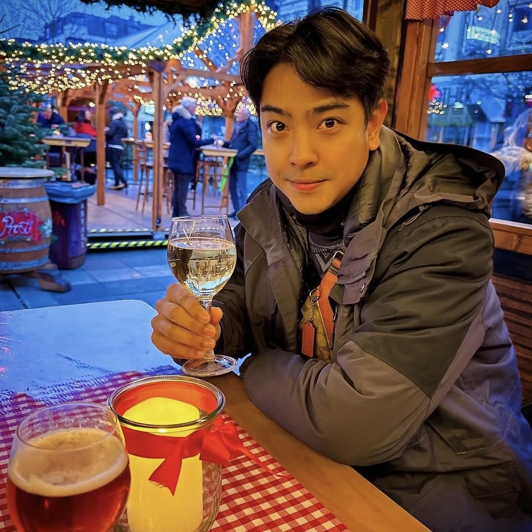 yibosocuteee's tweet photo. เพิ่มเติม : สำหรับพี่บอลเคยให้ข่าวว่าย้ายไปอยู่ประเทศเยอรมันเป็นการถาวรแล้วนะคับเพราะภรรยาถือสัญชาติเยอรมันและอยากให้ลูกๆได้สิทธิในด้านการศึกษาและสิทธิต่างๆของที่นู่น https://t.co/4Tl4Rn99J3