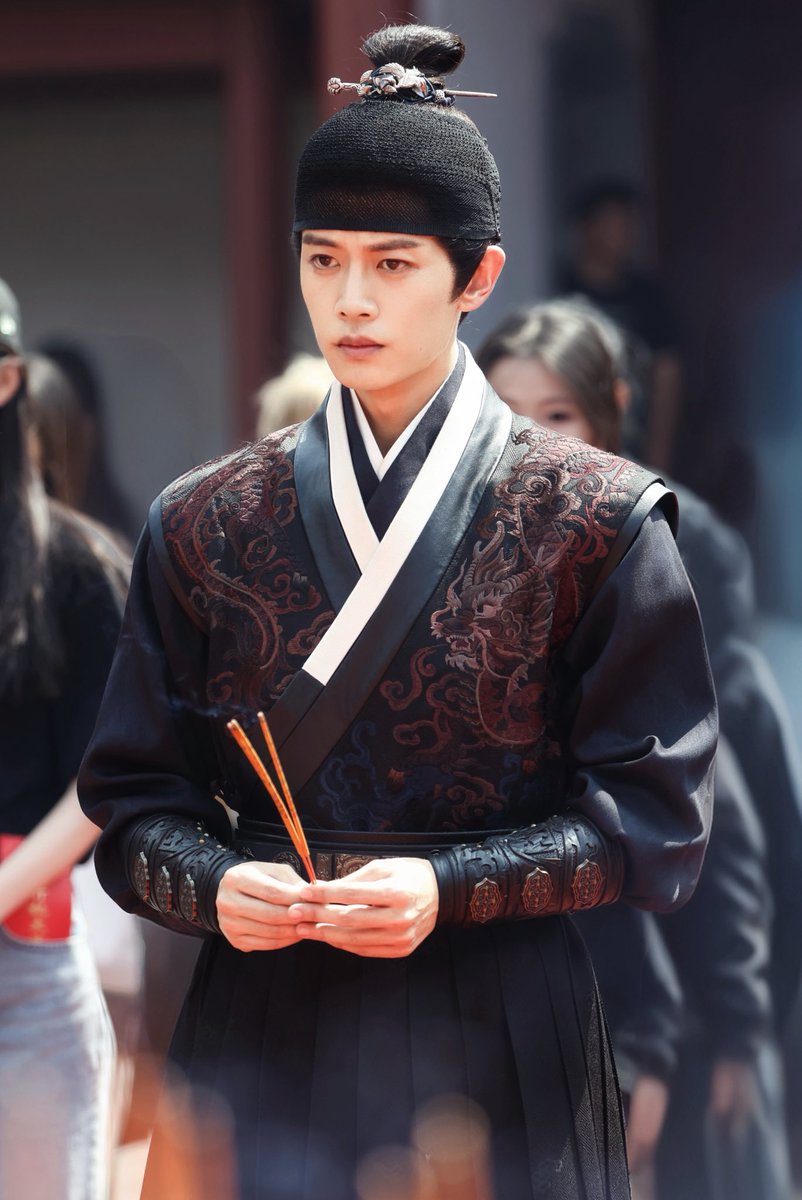 sweetestallen's tweet photo. 260927 >> #RenJialun Studio updated for today’s #锦衣搜金录 booting ceremony 🧧

“Clad in the flying-fish robe of the Jinyiwei, Zhang Youcai/Chang Feng, wields the embroidered-spring saber, navigating a tightrope of clues &amp;restoring justice to the world.”

#AllenRen #任嘉伦 https://t.co/bkrs4rleDu