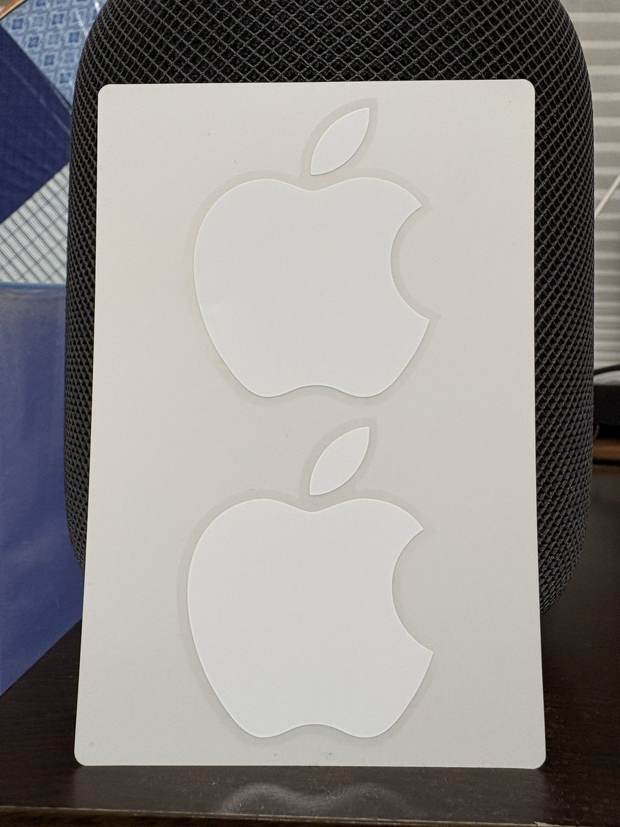 naganu100's tweet photo. 一部データ移行はあるものの、セットアップ完了。

2階：メイン(自分用)M6 Mac mini
1階：サブ(親/自分用)M1 Mac mini

Intel Mac miniは、アップルストアで引き渡しのみ。購入当時の状態にしたので店員さん驚いてた（笑）。「シールは持っておいた方が良い」、と言ってくれたので受け取りました。 https://t.co/JJeSAClglM