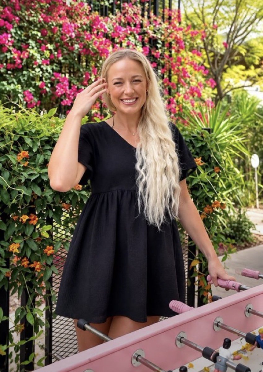 SophiellerCC's tweet photo. I love flowers 🌺 #SophieCunningham #WNBA #IndianaFever #BasketballLife #FoosballQueen #WeekendVibes #SunnyDays #GoodEnergy https://t.co/Q35tROYCui