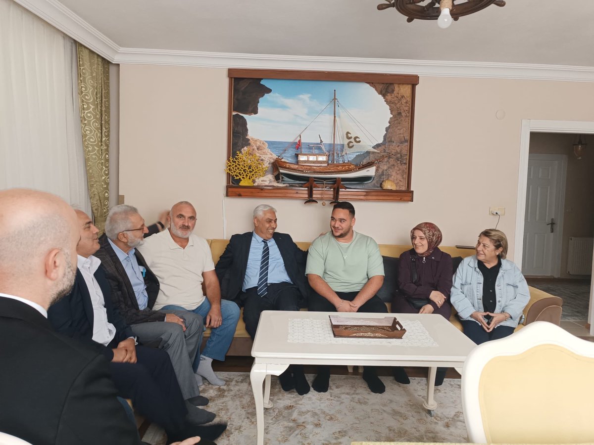 BarisOzerol's tweet photo. 📍 Ümraniye

15 Temmuz gazimiz Engin Demir’i ziyaret ederek kendisiyle bir araya geldik, Cumhurbaşkanımız Sayın Recep Tayyip Erdoğan’ın selamlarını ilettik.

Vatanımız ve milletimiz uğruna gösterdiği fedakârlık için kendisine şükranlarımızı sunuyor, sağlıklı ve huzurlu bir ömür diliyoruz.

#TürkiyeYüzyılıBuluşmaları