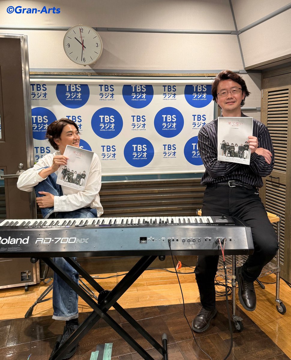 Gran_Arts's tweet photo. 【#井上芳雄 #大貫祐一郎】
#井上芳雄byMYSELF 生放送📻
ここ最近の近況を、あれこれお話しました🤗
韓国での話、リーディング・トライアウト公演「親愛なるレニー」、「芳雄のミューDream Fes.」、
明日放送の「ヒルナンデス！」福岡ロケのお話も！是非ご覧ください📺
そして、井上にとって特別な存在、
アンドリュー・ロイド＝ウェバー卿にお会いでき、想いをお伝えできたお話も🥰
生歌は、リクエストいただいた「風のオリヴァストロ」でした🫶✨
📸は、「果てない〜甦る母篇〜」チラシの再現を目指しました！笑
お稽古頑張ります😆
