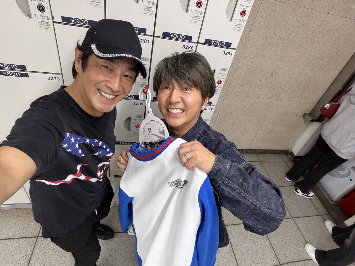 Runarurunaru's tweet photo. なんとなんとなんと‼️
英佑さんが！俺たちの津田英佑さんが！
僕のツイートを見てくれて、ドンキコラボの青学のスウェットを探してくれて、僕の為にゲットしてくれました！
ひゃーーーー！！！！！
突然の連絡をいただいた時、たまたま、近くの場所で仕事してて！

きゃあー！となって、速攻で、合流。

なんだか本当、このスピード感にお互い、ビックリ。先日も一緒に最高のイベントやったりしながらの、この今の感じ、本当に本当に嬉しい限りです。めちゃくちゃ嬉しい。
合流して、写真をパチリ。
時間にして、僅か5分ほどの時間でしたが、俺たちの、日曜日の夜の一瞬の、5分。尊い5分。俺たちの長年の5分です。

ああ、このドンキ青学スウェットは、ただの青学スウェットでは無くなりました。
かけがえのない、青学スウェットです。
大事にします。ありがとう津田英佑様。
みんなーーーーー‼️
津田英佑さんは最高なんだぜーーー‼️