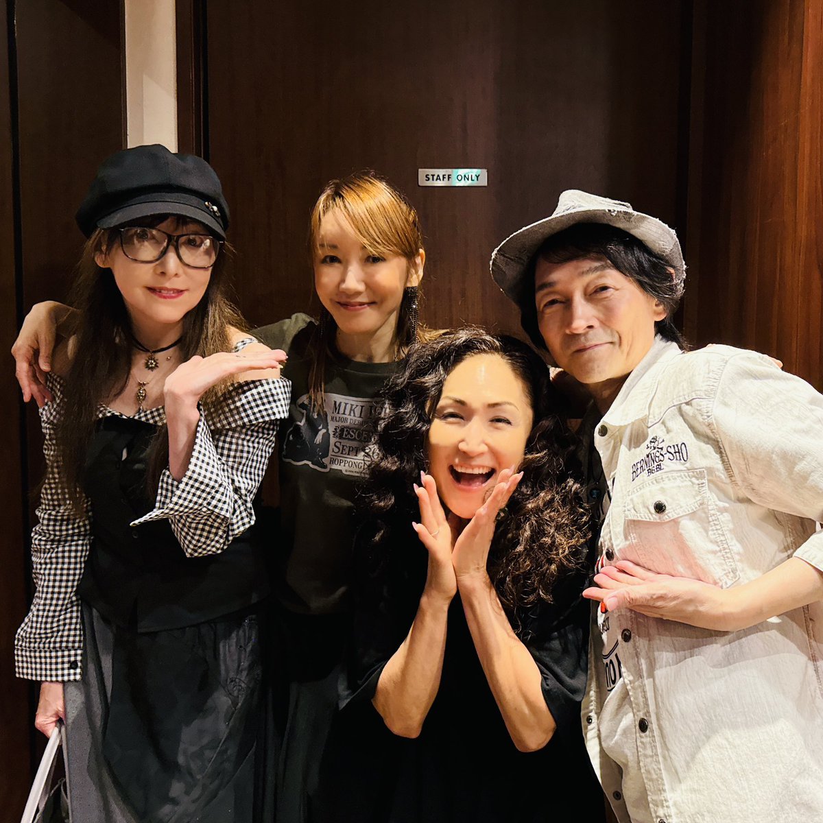 info_ishioka's tweet photo. 昨夜は愛をもらいまくりました‼︎
▼9月26日(土)　東京・六本木クラップス
- 石岡美紀メジャーデビュー35周年記念公演 -
「Escenario 35」ライブでした。

帰国中の天使❣️
姫乃樹リカちゃんも来てくれたぁぁ✨✨✨
素晴らしいお花もありがとう‼︎
ずっと手拍子してくれていたね。
気がついていたよ🥹
ありがとう。

さぁ、来月10/4リカちゃんラドンナ原宿バースデーライブだね✨✨✨
ファイトだぁぁ✨✨✨

ありがとうね❣️また話そう😆

#姫乃樹リカ
#石岡美紀35周年ライブ