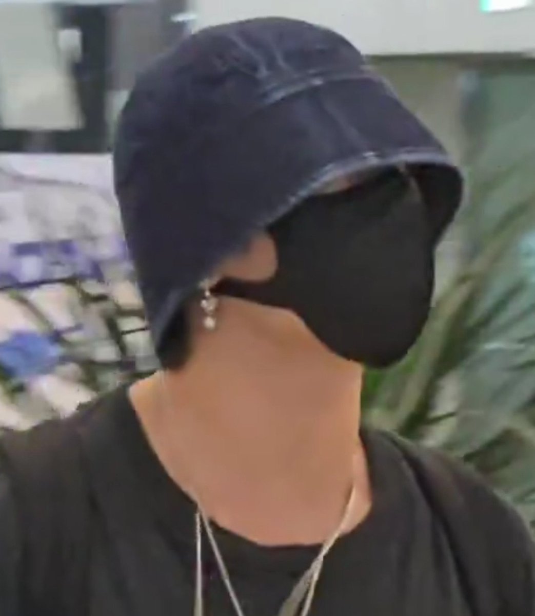 vkyapper's tweet photo. pretty boy is wearing jewelry and his earrings are heart shaped omg 😭 https://t.co/a4VRrn0Wyg