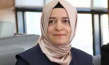 Dinsizin_Biri_'s tweet photo. Fotoğrafda gördüğünüz bu fakir (Fatma Betül Sayan) AKP yönetimindeki IBB’den 60 bin dolar BURS alarak güya yurt dışına okumaya gitmişti. Hatırladınız mı? https://t.co/uGdCC1QeYM