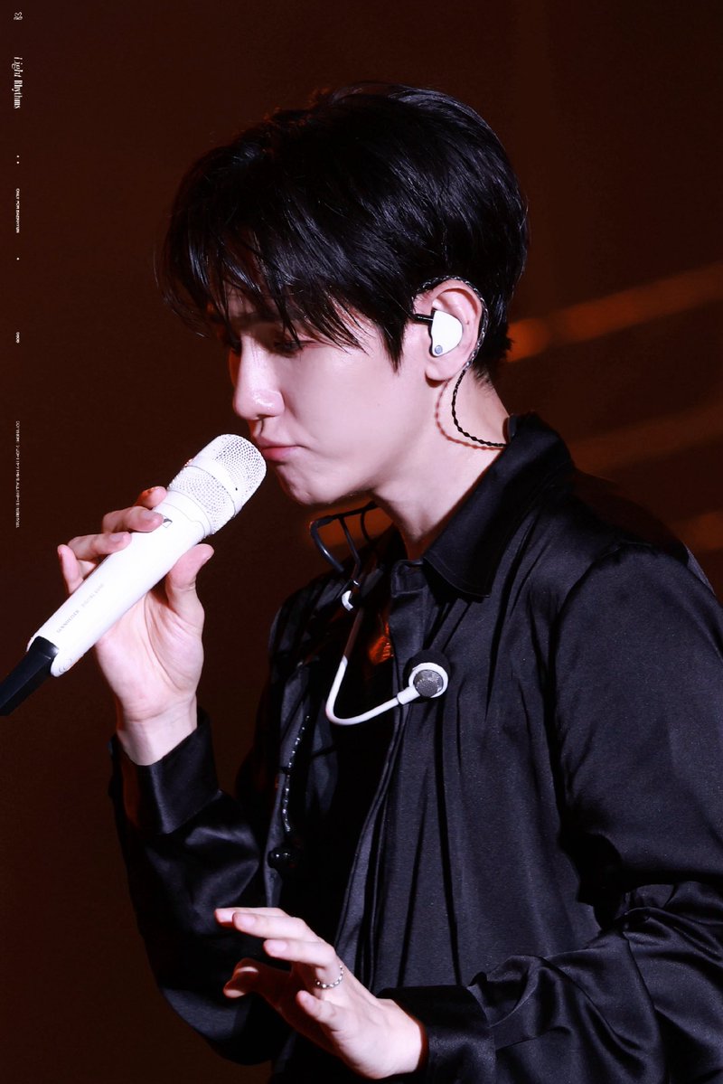 Lu_exo82's tweet photo. He can't stop being cute in the middle of BAEKHYUN KRAZY HOT STAGE 😭😭 https://t.co/3hWZukBtf4