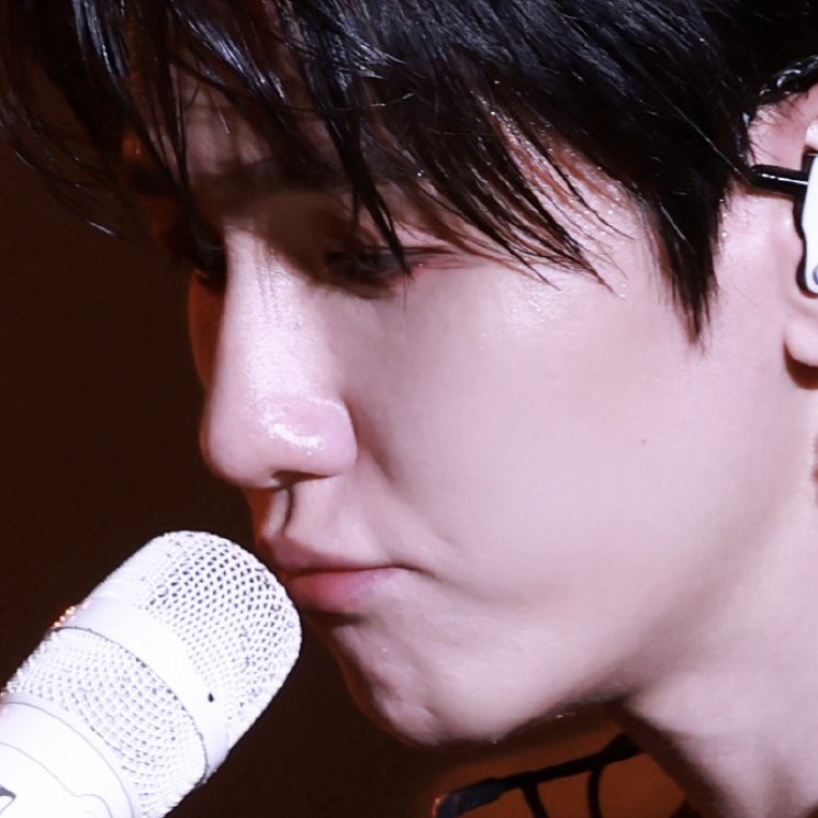 Lu_exo82's tweet photo. He can't stop being cute in the middle of BAEKHYUN KRAZY HOT STAGE 😭😭 https://t.co/3hWZukBtf4