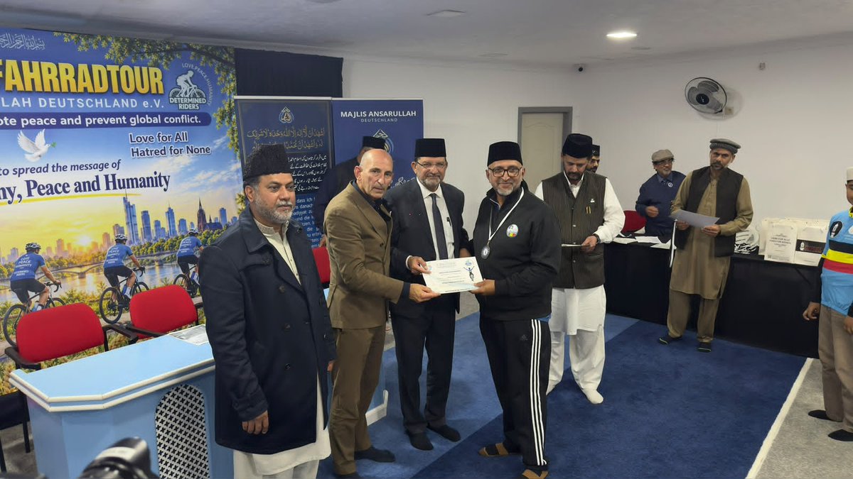 ansarullahDe's tweet photo. Majlis Ansarullah Belgium hosted 55 cyclists from Germany and France as part of the Cycling for Peace initiative

With messages of Muslims for Peace and Stop War,the cyclists rode to Bait-Ur-Raheem Mosque in Alken, where the Mayor and Alderman joined the reception
@BelgiumMajlis https://t.co/0HiTtFttcX