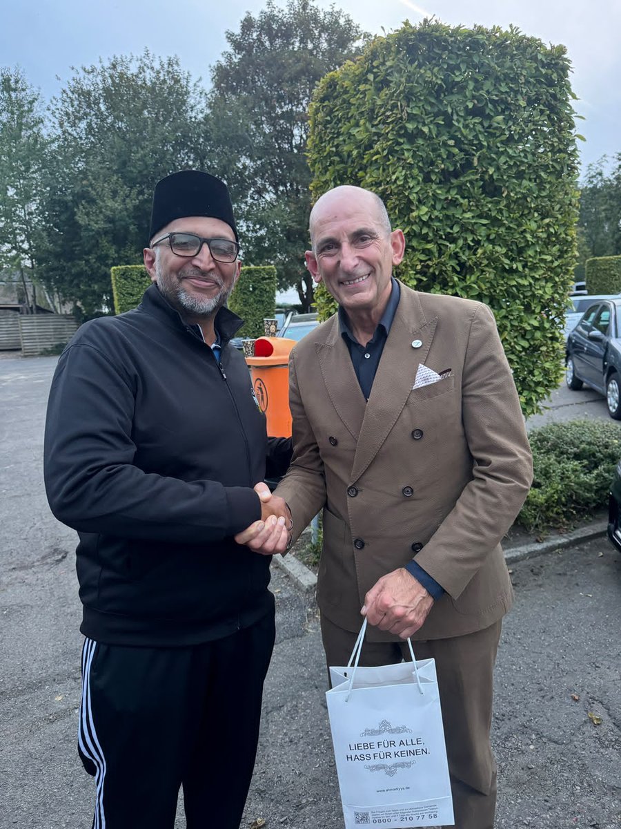 ansarullahDe's tweet photo. Majlis Ansarullah Belgium hosted 55 cyclists from Germany and France as part of the Cycling for Peace initiative

With messages of Muslims for Peace and Stop War,the cyclists rode to Bait-Ur-Raheem Mosque in Alken, where the Mayor and Alderman joined the reception
@BelgiumMajlis https://t.co/0HiTtFttcX
