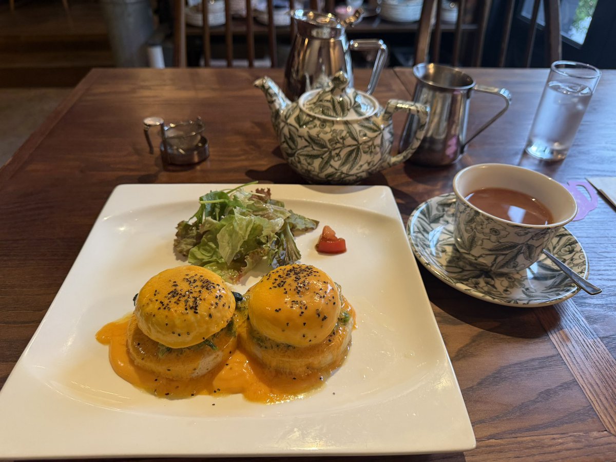 caramel_parfait's tweet photo. 大阪で、2日連続で行ったティールーム。駅から徒歩5分くらい。こんな場所に？と思うくらい住宅地の片隅にありました。
アンティークな雰囲気で、落ち着いた感じ。新歌舞伎座から地下鉄で1駅なので、また機会があるといいな。 https://t.co/aIHHn2a6EO