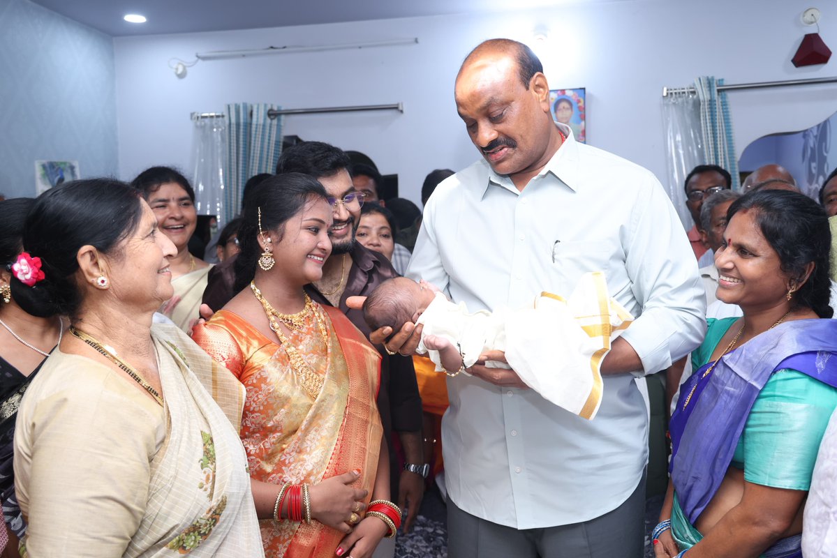 katchannaidu's tweet photo. టెక్కలి మండలం కొల్లివలస గ్రామానికి చెందిన గణియా శ్రీనివాసరావు గారి నివాసంలో నిర్వహించిన పసిపాప ఊయల, నామకరణ మహోత్సవానికి హాజరై చిన్నారిని ఆశీర్వదించడమైనది, ఈ సందర్భంగా పసిపాప ఆయురారోగ్యాలతో, సుఖసంతోషాలతో వర్ధిల్లాలని ఆకాంక్షిస్తూ ఆ కుటుంబ సభ్యులకు, బంధువులకు నా హృదయపూర్వక శుభాకాంక్షలు తెలియజేశాను.