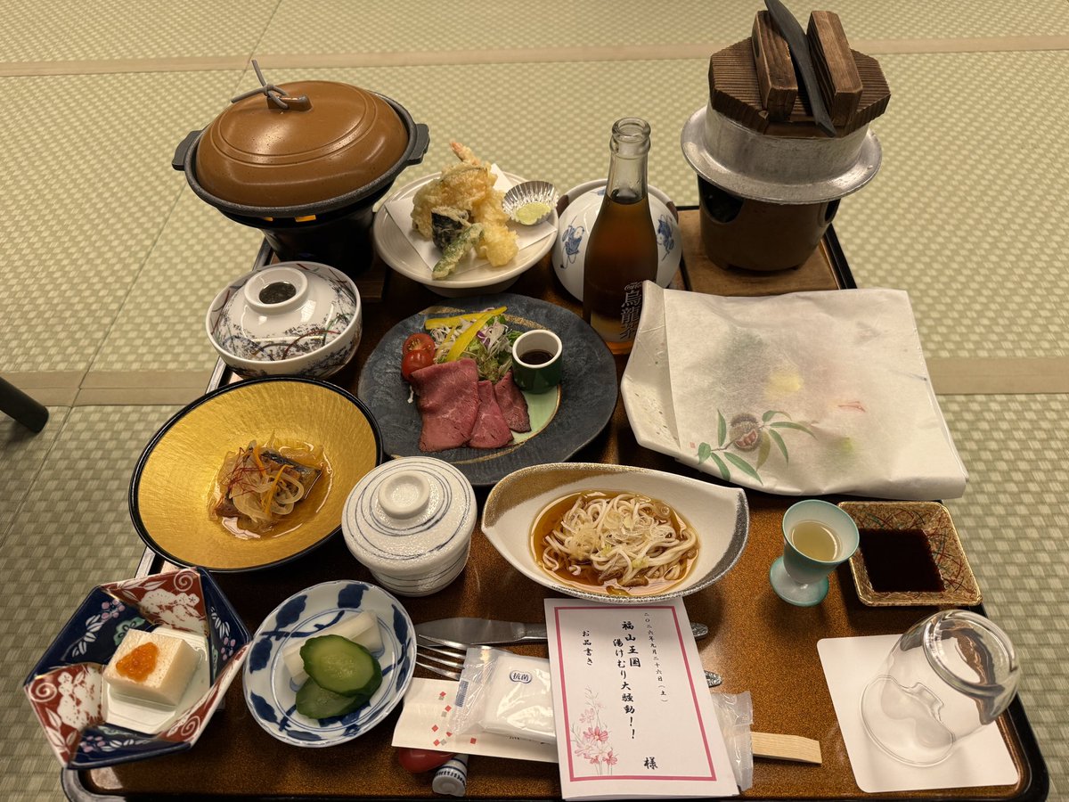 kanakoo_0718's tweet photo. あっという間の2日間で、帰宅してちょっとさみしさが

みなさんのニッコニコの笑顔にとにかく癒された2日間でした☺️✨

#福山王国　最高だ！

旅館の食事も美味しく、食べ過ぎてしまった

いただきものもありがとうございます✨

アワビは殻から全然剥がれなく、社長が全員分剥がしてくれました笑 https://t.co/pXV4AmZIOA