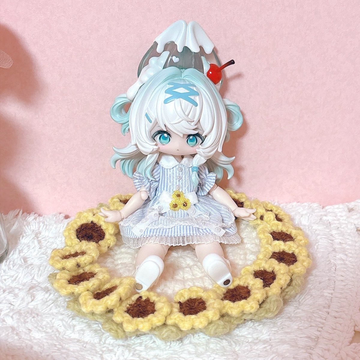 hinaricaxx's tweet photo. 季節外れなんですけど向日葵のおすわりマット作ったの可愛いから見て見てしておきます🌻やっぱ華やかになるよね。 https://t.co/cAJ5Kr7aKL
