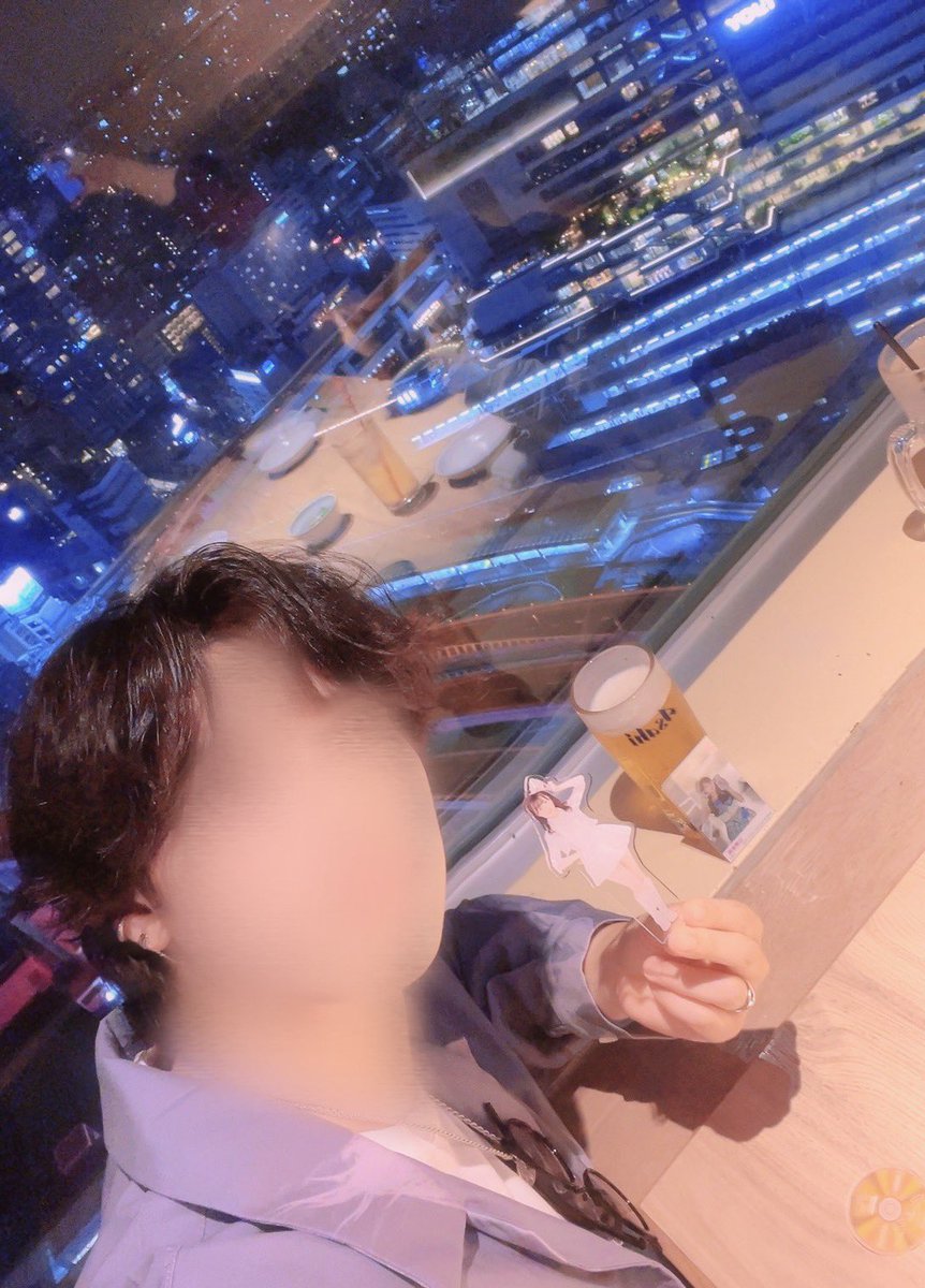 11vtav29's tweet photo. 1曲目から推し席に来てくれて、他のメンバーいなすぎて「戻らなくて大丈夫…？」って心配になるぐらい、ずっと客席にいてくれてありがとう🥺

横浜の夜景にも推しメンにも酔った(?)
君のいない世界は無意味byずっとずっと

#AKBサンコンコン
#山根涼羽 
#ずんちゃん https://t.co/hlIMkXGGLi