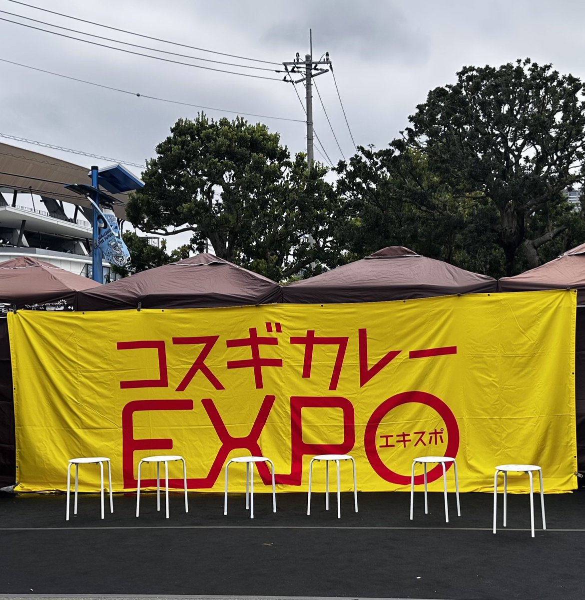 D20045788's tweet photo. 今日は、午前中、地元のカレーフェスの
スタンプラリーの最後のイベントに、
行って来ました。
8年前に、川崎市国際交流センターの
ボランティアの仕事で、お客さんが
来なくて閉店間際のインド料理の店の再建
を頼まれた所からコスギカレーフェスに
出店させた時からのお付き合いで、
気がつけば、毎年、いろんな外国人の店の出店のお手伝いをしてきました。
その中で、インドやネパールなどのカレー文化圏の人達には、虫歯がない事や歯並びがいい事や口呼吸の少ない事に気がついて
それが、カレーの中に、小麦粉や乳製品が
使われていない事や手で食べる事で、
口腔機能の発達が促されて、歯列が自然に広くなる事を目の当たりにしてきました。
また、お米は、抵GIのバスマティライスや
全粒粉を使ったチャパティやロティを
を主食にしている事やベジタリアンが多く
ベジタリアンメニューやグルテンフリー、
カゼインフリーメニューやシュガーフリー
メニューが多い事も大きな発見でした。
外国人を助けて、食医として、矯正歯科医、予防歯科医としてのいい勉強になりました。
#予防矯正歯科
#食医
#食育
#オーソモレキュラー
#歯並び
#かみ合わせ
#矯正歯科
#小児矯正歯科
#大井町