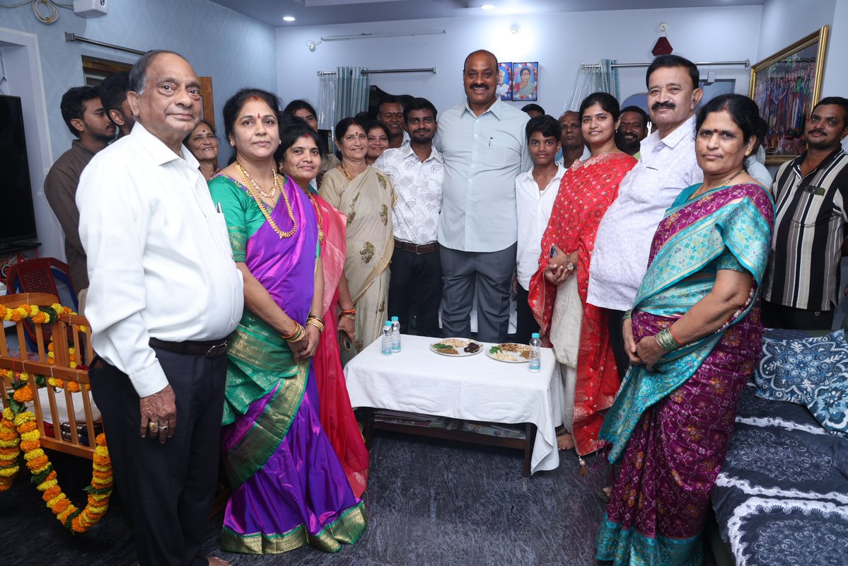 katchannaidu's tweet photo. టెక్కలి మండలం కొల్లివలస గ్రామానికి చెందిన గణియా శ్రీనివాసరావు గారి నివాసంలో నిర్వహించిన పసిపాప ఊయల, నామకరణ మహోత్సవానికి హాజరై చిన్నారిని ఆశీర్వదించడమైనది, ఈ సందర్భంగా పసిపాప ఆయురారోగ్యాలతో, సుఖసంతోషాలతో వర్ధిల్లాలని ఆకాంక్షిస్తూ ఆ కుటుంబ సభ్యులకు, బంధువులకు నా హృదయపూర్వక శుభాకాంక్షలు తెలియజేశాను.