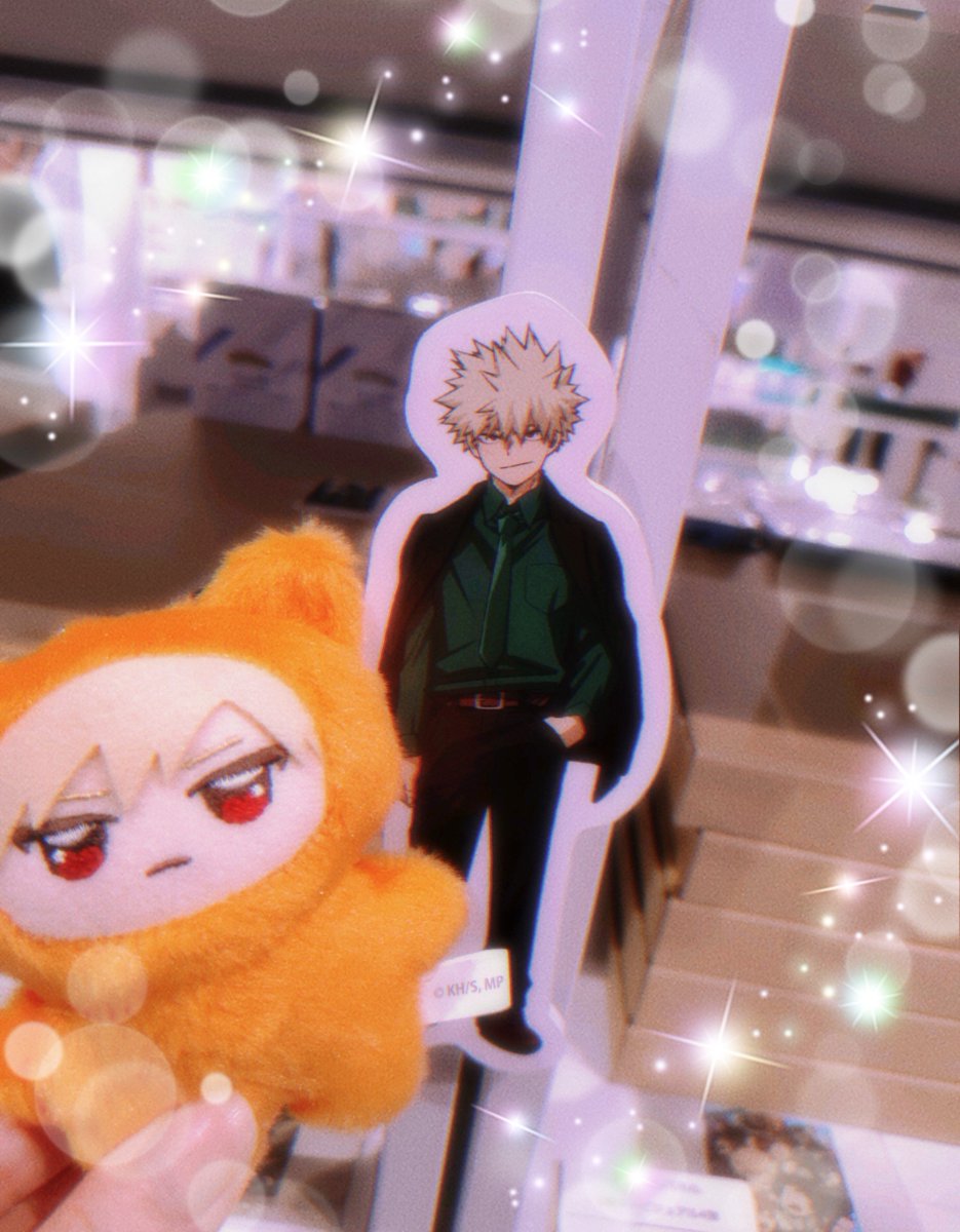 aoirodarui's tweet photo. 前半後半どっちも遊びに行かせていただきました！
特典、ランダムどちらも惨敗したので当たってほしい〜〜〜🙏🙏🙏
色んなとこに小さい皆いるのめちゃくちゃ可愛かったです🧡💜

#ボンズストアでヒロアカ
#1Aみっけ https://t.co/CV8d4zSxbF