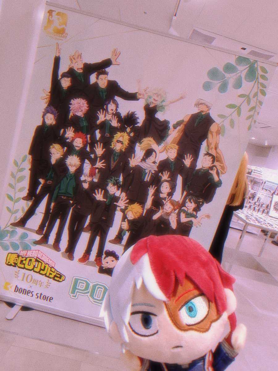 aoirodarui's tweet photo. 前半後半どっちも遊びに行かせていただきました！
特典、ランダムどちらも惨敗したので当たってほしい〜〜〜🙏🙏🙏
色んなとこに小さい皆いるのめちゃくちゃ可愛かったです🧡💜

#ボンズストアでヒロアカ
#1Aみっけ https://t.co/CV8d4zSxbF