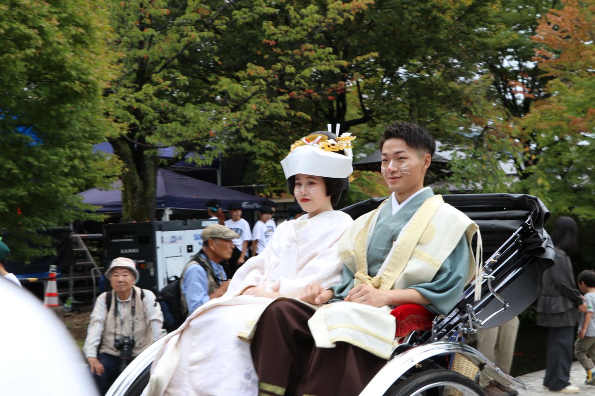 kuragon84's tweet photo. 昨日の きつね火まつり！

行列に並んでる友達や小さい子がいる友達を撮るのに夢中やったで、肝心の花嫁・花婿の写真がほぼない笑 https://t.co/SItxoOdU55