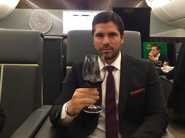 AliciaJ86958882's tweet photo. Entiendo, aunque no acepto, que se llevaran al maricą en el avión presidencial hasta china para maquillar a la piruja, pero ¿a este otro maricą para que lo llevaban? https://t.co/K7mdhawPmm