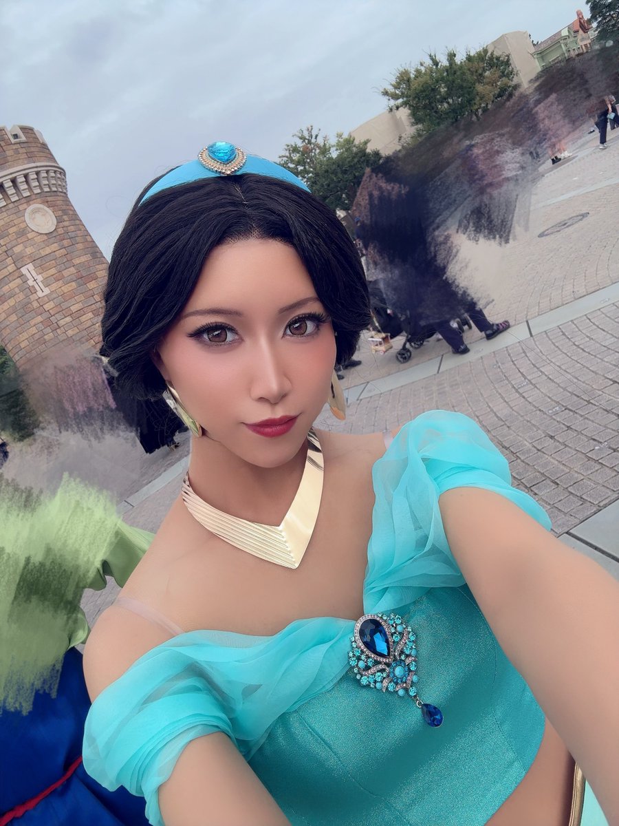JntilvYuma's tweet photo. ジャスミンしてました！
お忍びスタイルで基本歩いてました！
楽しかったな！またやりたい‼️
背面がパーク満喫王女だった
 #Dハロ仮装2026  #Dハロ仮装 https://t.co/sQddxLJclG