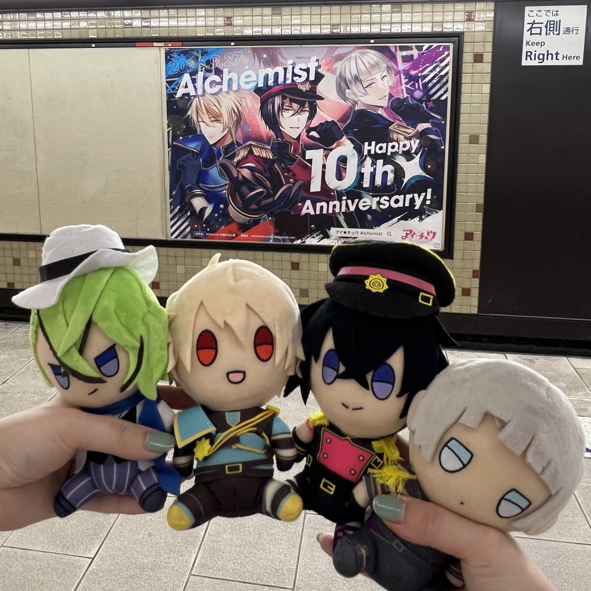 ShiBar_gufo's tweet photo. Alchemist実装10周年広告、ご覧いただき本当にありがとうございました！
当日&amp;最終日は超カッコいいデザインしてくれたもとさんと🦅📸

わざわざ時間を作って足を運んでくださった方々、通���すがりに写真を撮ってくださった方々に、心から感謝を！
けみがたくさん愛されてて嬉しい〜〜！ https://t.co/f0BsvgNQoA