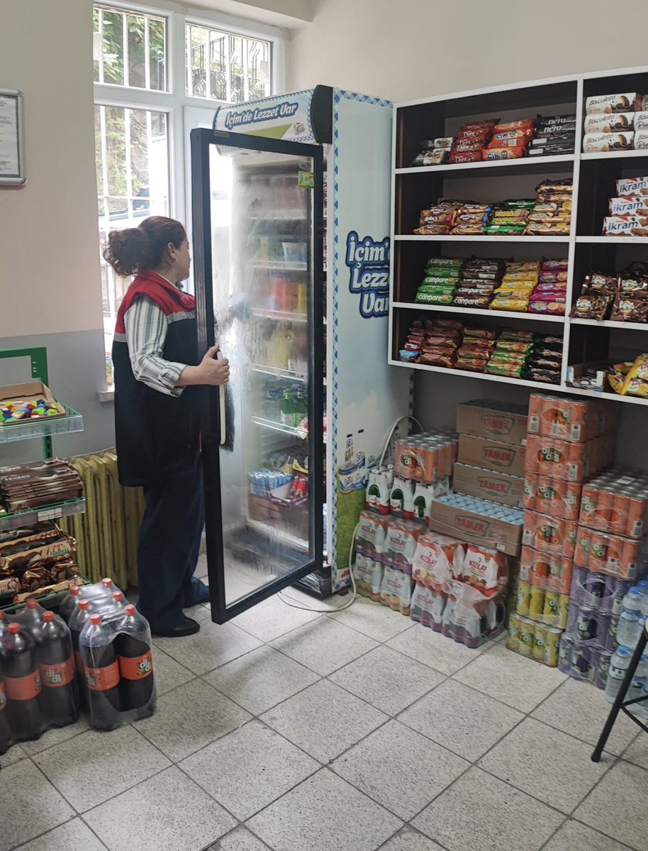 gidadedektifi's tweet photo. 2020 yılında yürürlüğe girecekken "hazır değiliz" diyerek uygulamayı 6 yıl erteleten firmaların Okul Gıdası uygulaması yürürlüğe girmesine rağmen; kantinlere ürün tedariği yaptığı ve kantinlerin de göz göre göre mevzuata aykırı satışlara devam ettiği görülüyor.
@tcmeb 
@TCTarim https://t.co/4xkZWzZGhK