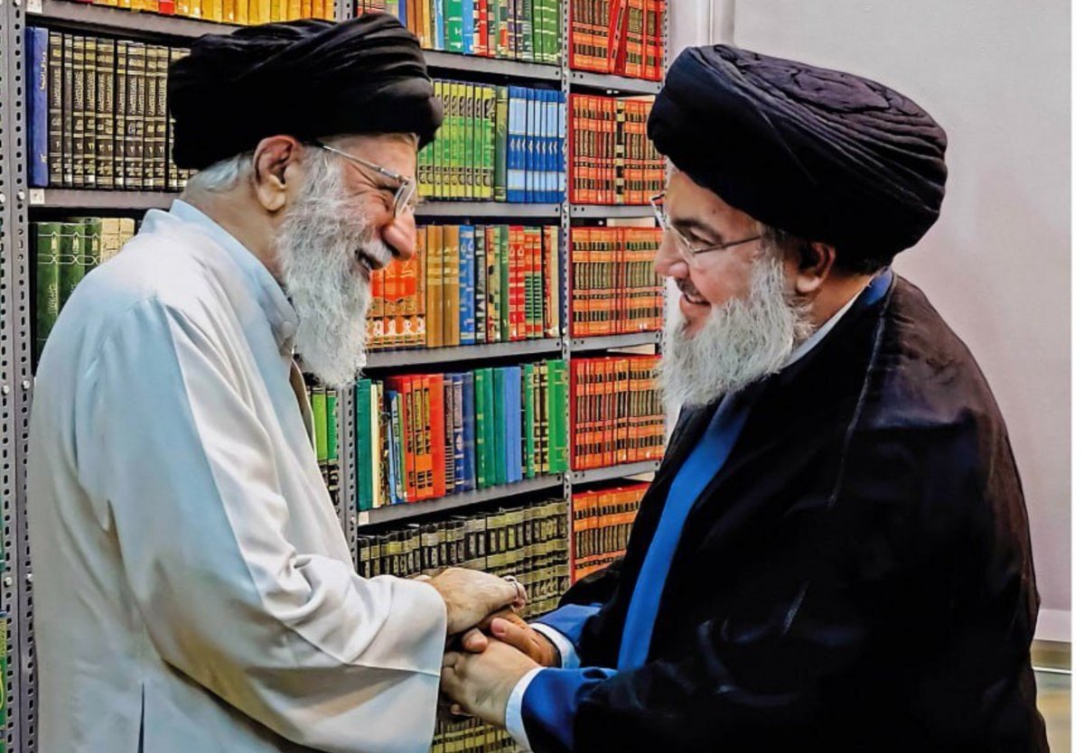ensiehmosavi's tweet photo. از یه آدم، هزار تا تصویر می‌مونه...
اگه بخوای سیدحسن نصرالله رو با یه قاب به نسل بعد معرفی کنی، کدوم قاب رو نشون می‌دی؟

#سید_مقاومت https://t.co/XMgq6fGEto