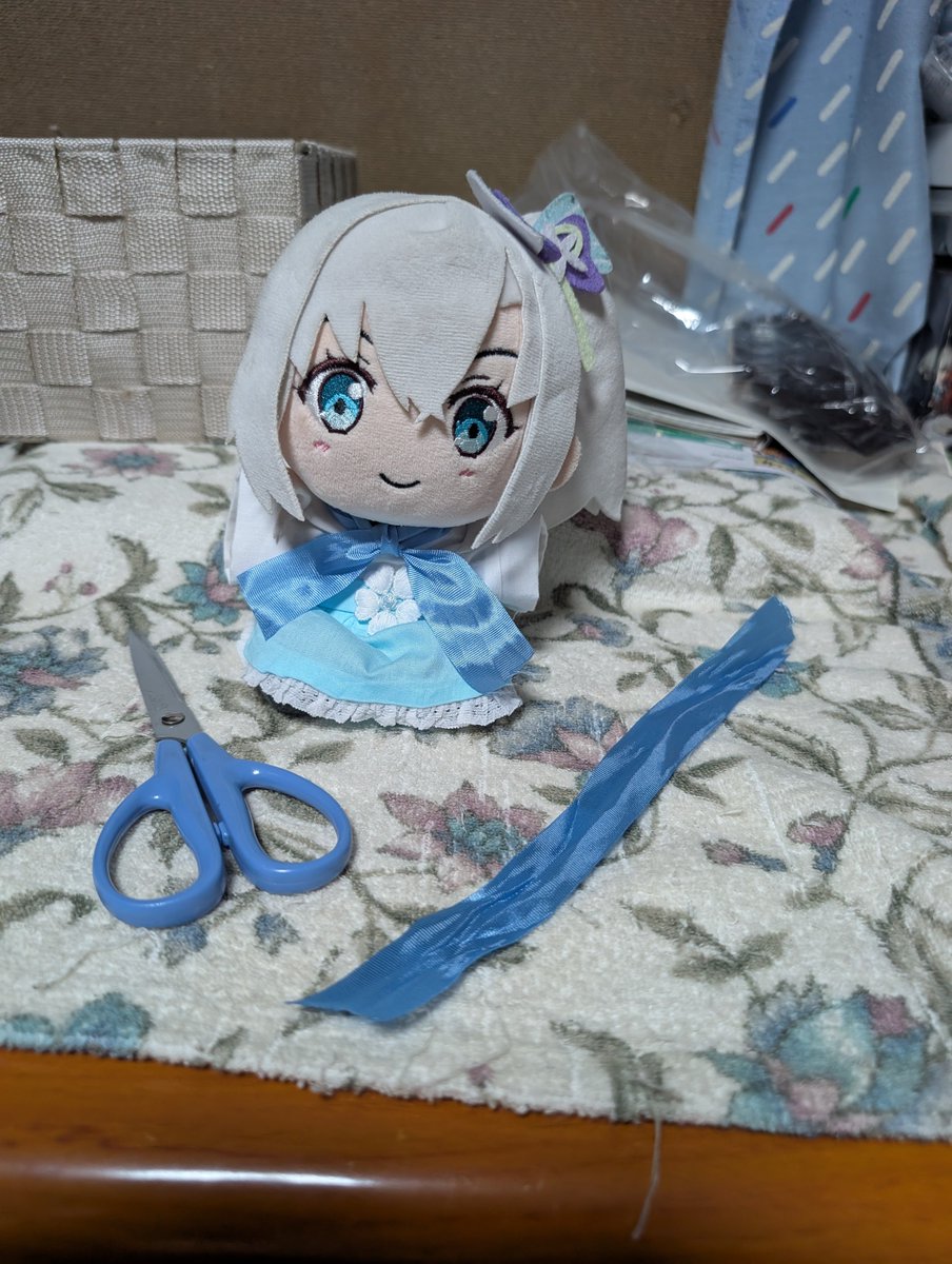 ROUTE_432's tweet photo. 前側のリボンは結び直せば済むだけの話。ただ今付けてるのは若干短いため、再び付け直すには首に負荷がかかるため、も少し長めのリボンを新しく用意する。 https://t.co/052EdTgY2A
