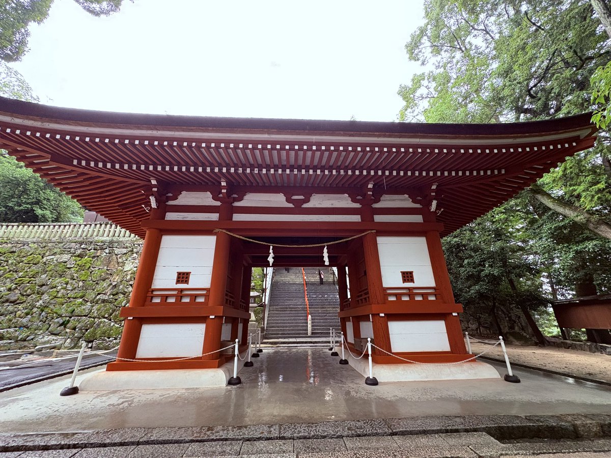 yumizco's tweet photo. お天気が悪い中、岡山県まで足を伸ばして、吉備津神社へ。
桃太郎伝説の元となったと言われる、大吉備津彦命が主祭神です。 https://t.co/sbwwLpoE1w