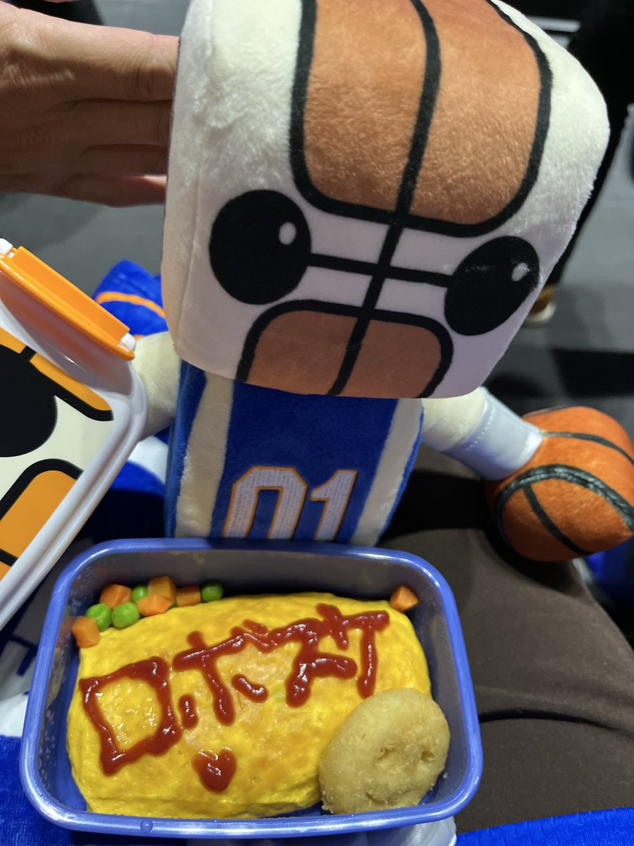 ari_Basketball's tweet photo. ロボスケをやっと我が家にお出迎えした！
ロボスケ弁当食べれたし、
いつかのセレブレーションで貰った
5,000円のお食事券を使って
素敵なディナーも食べれたし
バスケの話で花を咲かせる
幸せな1日でした！

#茨城ロボッツ
#ロボスケ
#ロボスケ弁当 https://t.co/lKf98Qbxa5