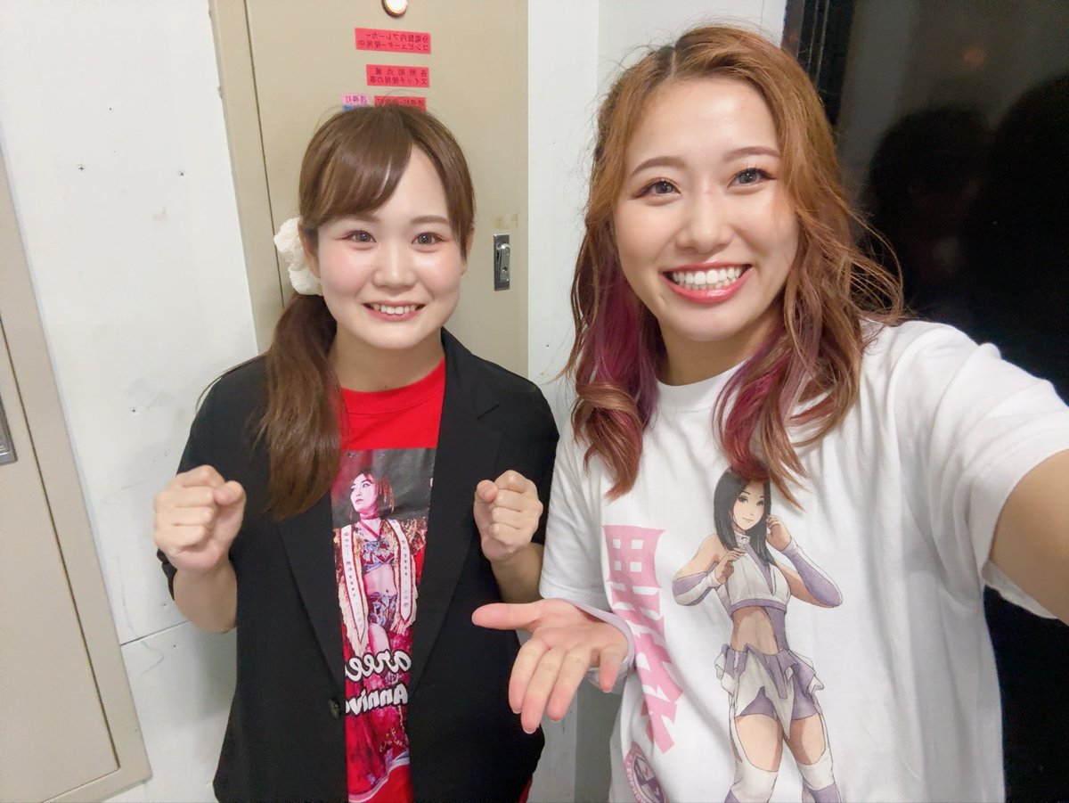 miku_kanae's tweet photo. 里奈さんと一緒にリングで闘えないこと。
リングの外から見守ることしかできないこと。

悔しくて、もどかしい気持ちもありました。

でもリングの中だけでは分からなかったことや、
外からだからこそ見えたこともたくさんあり、
私にとって大きな学びの時間にもなりました。

里奈さんはいつだって私の想いを背負って
リングで闘ってくれています。

だからこそ私も里奈さんのために
今できることを精一杯届けていきたい。

そして必ず、私たちはもっと強くなって
ミクリナとしてリングに戻ります。

それまで、どうか私たちから
目を離さないでいてください！！

#SareeeISM #ミクリナ 
#T_HEARTS #叶ミク