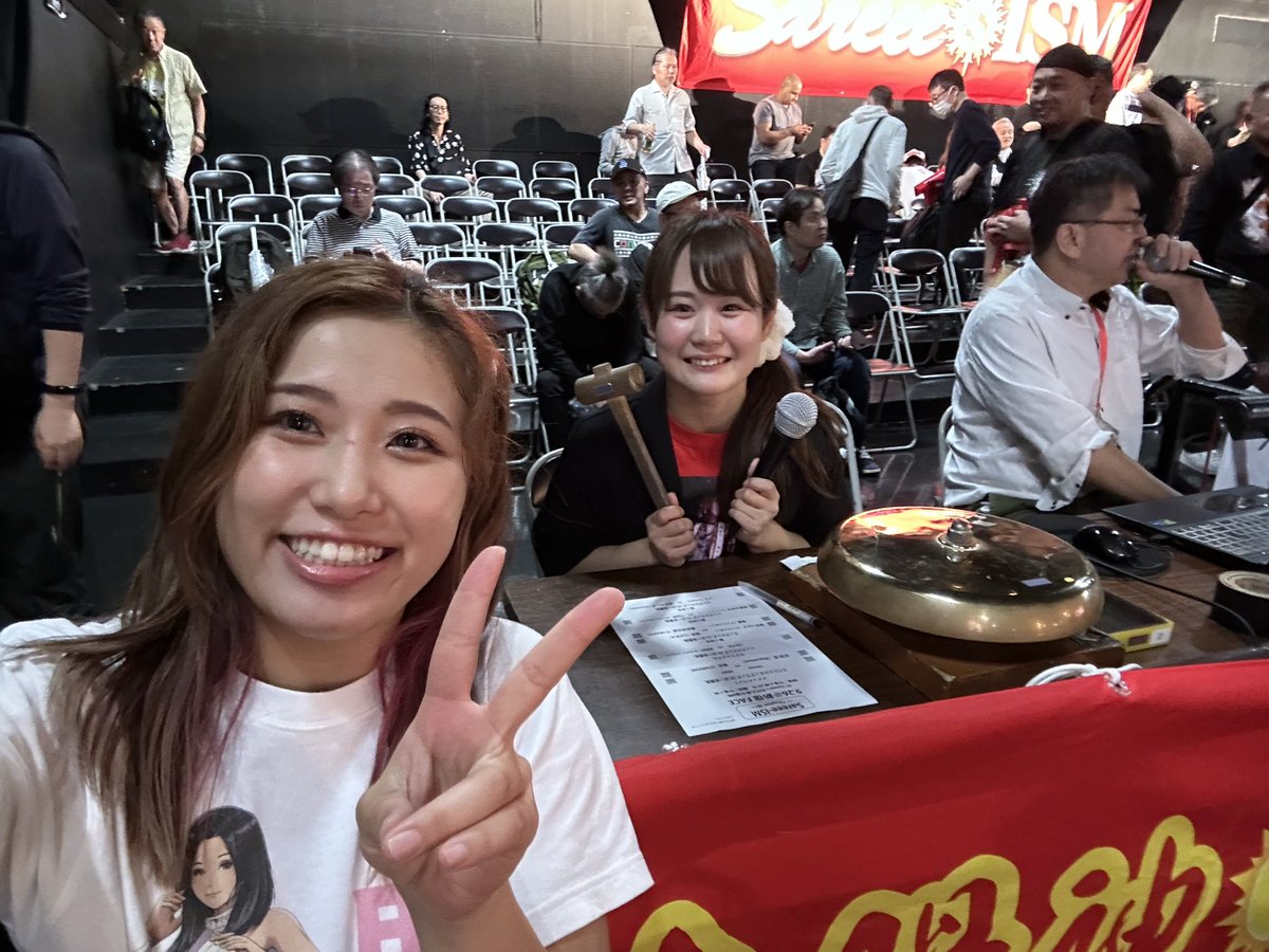 miku_kanae's tweet photo. 里奈さんと一緒にリングで闘えないこと。
リングの外から見守ることしかできないこと。

悔しくて、もどかしい気持ちもありました。

でもリングの中だけでは分からなかったことや、
外からだからこそ見えたこともたくさんあり、
私にとって大きな学びの時間にもなりました。

里奈さんはいつだって私の想いを背負って
リングで闘ってくれています。

だからこそ私も里奈さんのために
今できることを精一杯届けていきたい。

そして必ず、私たちはもっと強くなって
ミクリナとしてリングに戻ります。

それまで、どうか私たちから
目を離さないでいてください！！

#SareeeISM #ミクリナ 
#T_HEARTS #叶ミク
