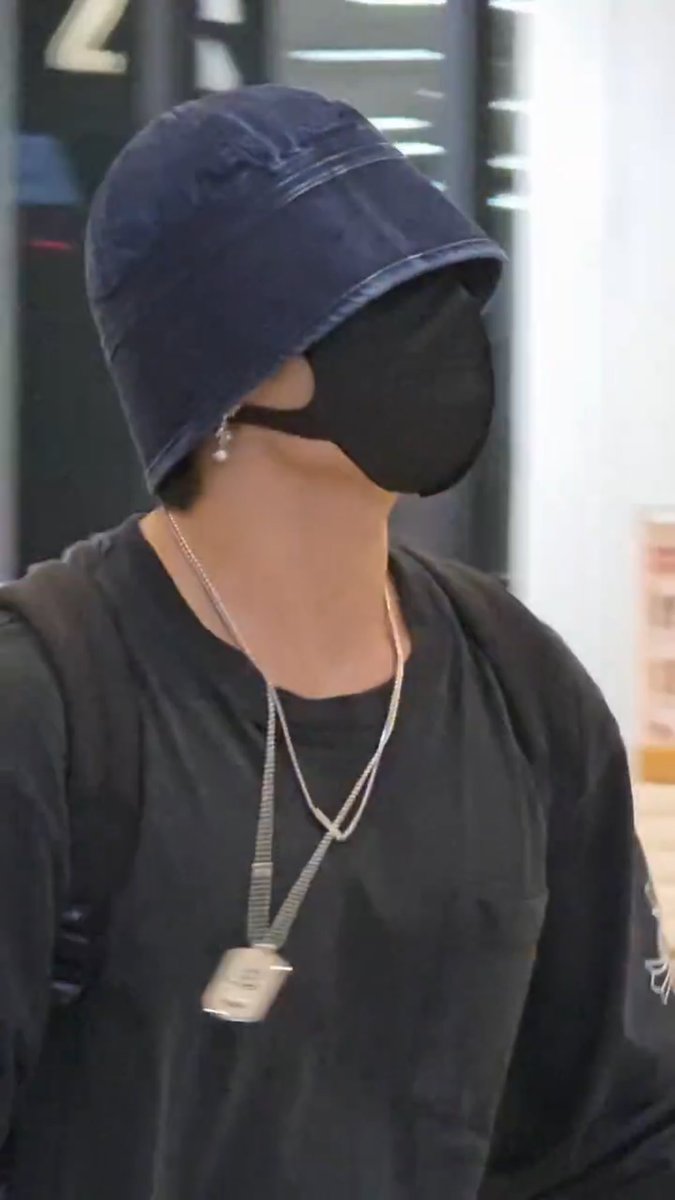 IMGOLDENCARD's tweet photo. Jungkook is wearing the new CHROME HEARTS × MIKIMOTO 18K White Gold Hearts Pearl Earring Drop, priced at $23,500.00. https://t.co/HGQWFh5faX