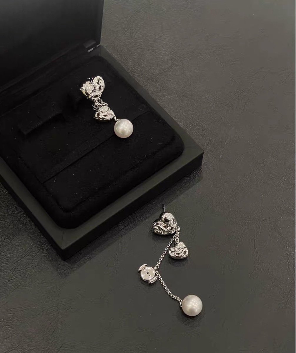 IMGOLDENCARD's tweet photo. Jungkook is wearing the new CHROME HEARTS × MIKIMOTO 18K White Gold Hearts Pearl Earring Drop, priced at $23,500.00. https://t.co/HGQWFh5faX